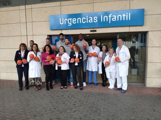 Los jugadores de UCAM y ElPozo ejercen de reyes magos y regalan balones a niños en hospitales