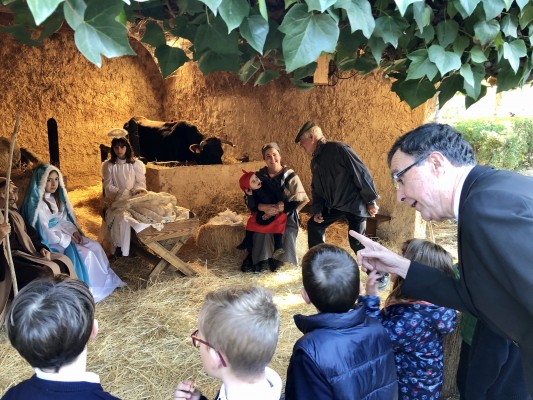 Los escolares hacen su versión del Belén Viviente de El Raal antes de que lo 'tomen' los vecinos