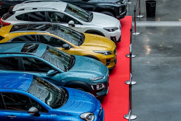 Los compradores llenan la Feria del Automóvil de València