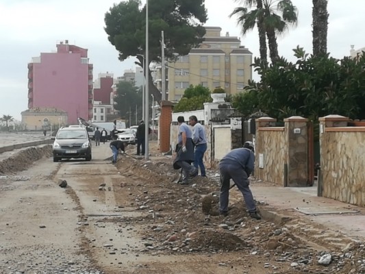 Burriana limpia las zonas de les Terrasses y Serratella afectadas por el temporal marítimo