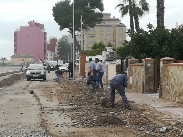 Burriana limpia las zonas de les Terrasses y Serratella afectadas por el temporal marítimo