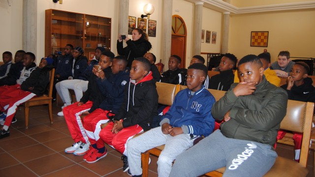 Vila-real da la bienvenida al equipo de futbolistas sudafricanos Titans