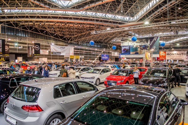  Los compradores llenan la Feria del Automóvil de València