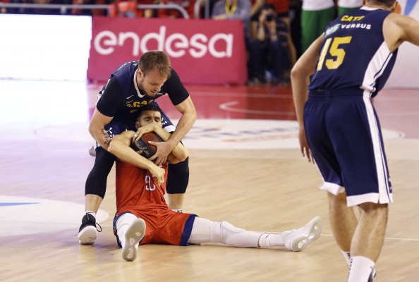 El UCAM se hace el harakiri y se deja remontar 16 puntos ante un rival al que pitaba su afición (93-92)