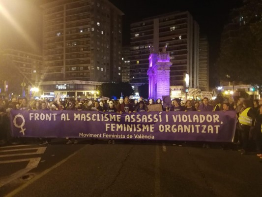 Una multitudinaria marcha en València contra la violencia machista y el 