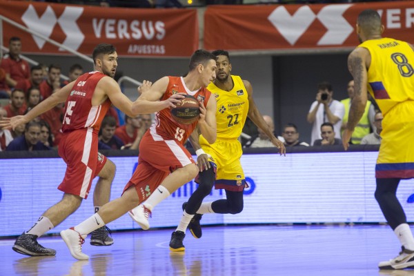 El UCAM, sin Booker pero con amor propio, obliga al Barça a ganarle un partido a pico y pala (83-87) 