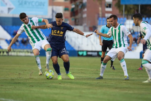 El UCAM CF se adelanta en el primer minuto y merece más pero no pasa del empate en casa (1-1)