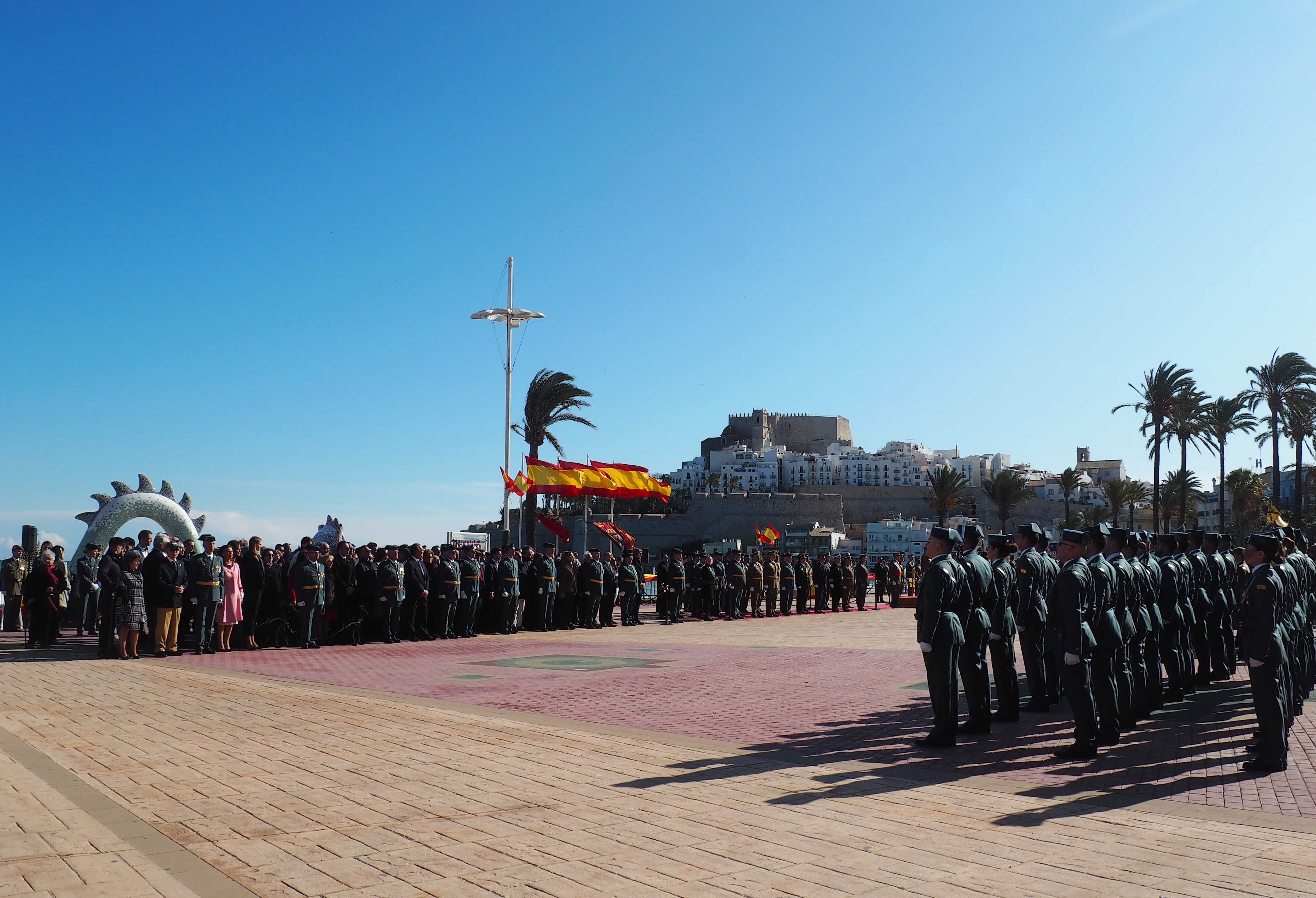 Más de 320 personas juran su lealtad a la bandera española frente al mar Mediterráneo