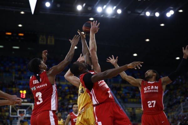 El UCAM Murcia CB se ahoga en la orilla tras nadar mucho en Las Palmas y cae tras dos triunfos (85-79)