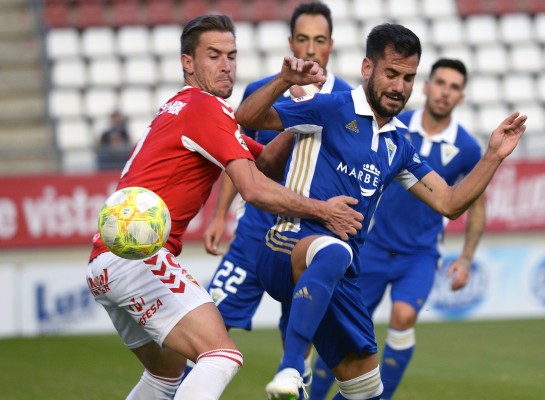 El Murcia se queda cerca de ser el primer equipo que derrota al único invicto de Segunda B (1-1)