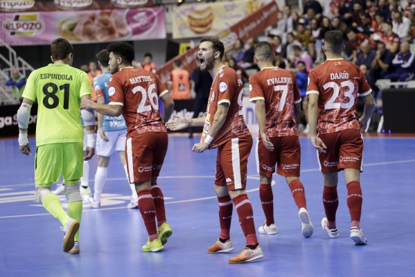 La polémica arbitral esta vez juega a favor y ElPozo Murcia gana al Osasuna en el Palacio (5-4)