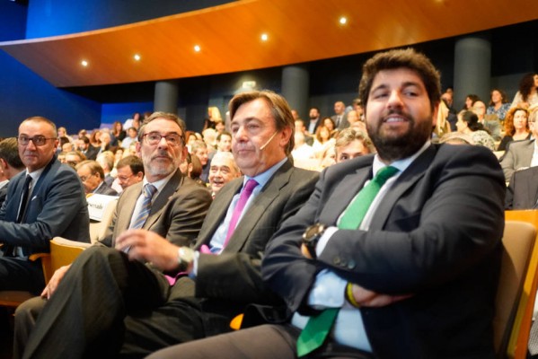Más de 500 personas dan la bienvenida al diario 'Murcia Plaza'
