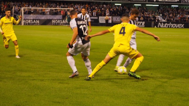 El Villarreal B pesca tres puntos ante el Castellón tras acabar con ocho hombres (1-2)
