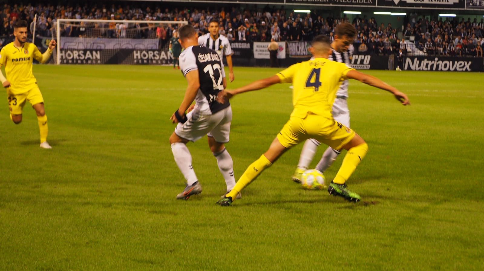 El Villarreal B pesca tres puntos ante el Castellón tras acabar con ocho hombres (1-2)