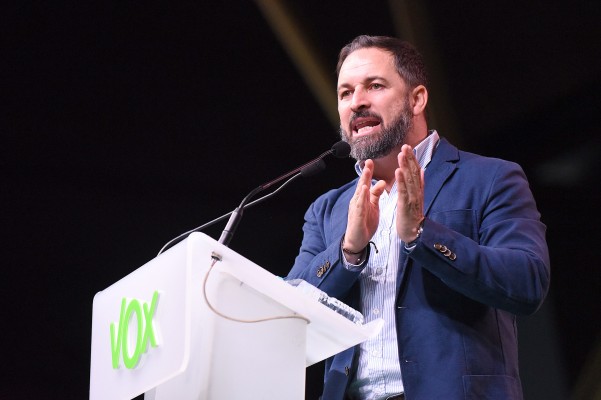 Santiago Abascal pone la letra y Luis Aguilé la música el día que Vox exhibió músculo en Castelló