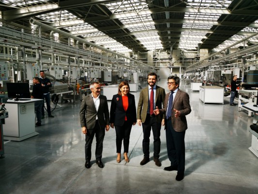 Casado reclama un gas más barato para la industria del azulejo durante su visita a Porcelanosa