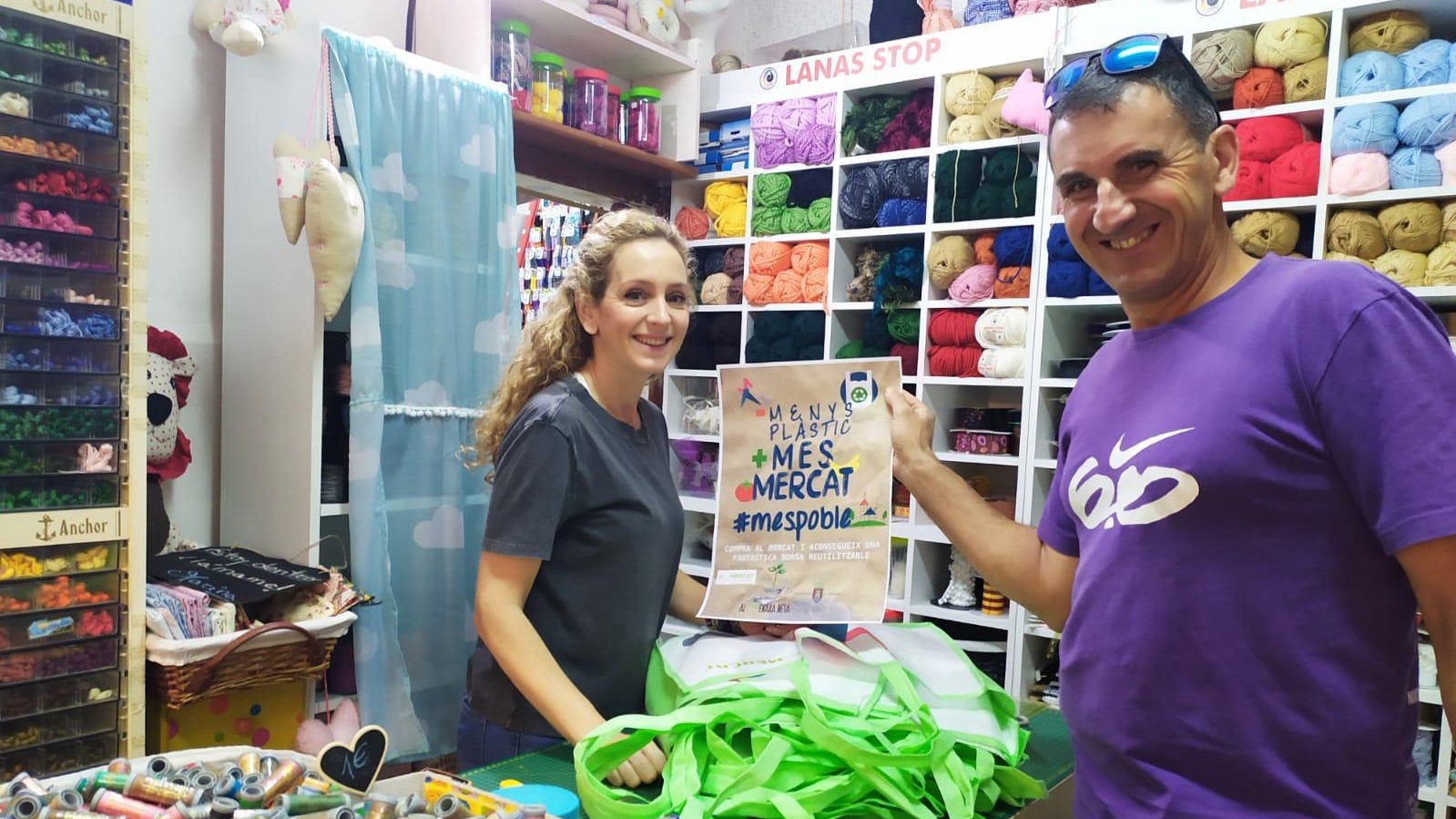 Almenara s'implica amb el medi ambient i reparteix bosses reutilitzables al Mercat Municipal