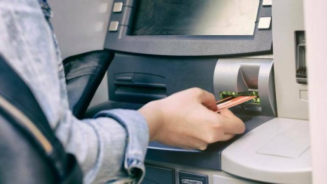 La Generalitat subvenciona cajeros en seis municipios para evitar la exclusión bancaria