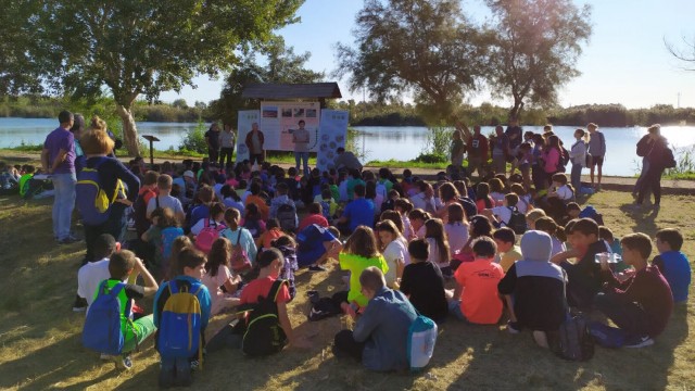 Més de 300 escolars d'Almenara ajuden a recuperar la flora autòctona dels Estanys