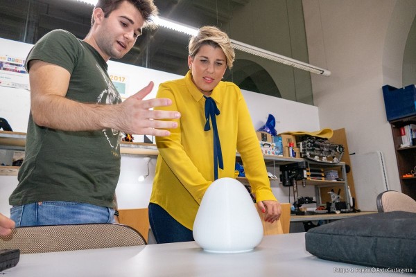 Lola, la empatía de una robot que ayuda y acompaña a las personas mayores