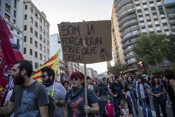 Las manifestaciones del 9 d'Octubre terminan con algunos momentos aislados de tensión