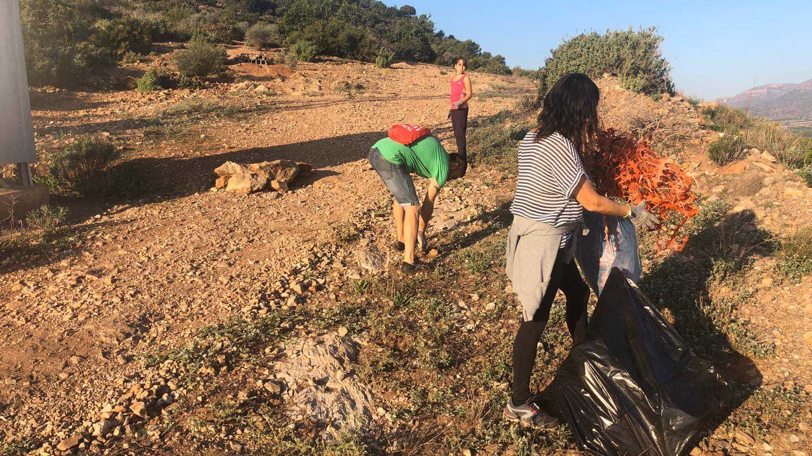 El club Xtrem de Almenara realiza una jornada de concienciación y limpieza de la montaña