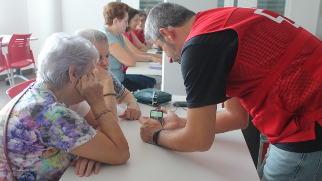 Cruz Roja enseña a los mayores de Benicàssim un uso correcto del teléfono móvil