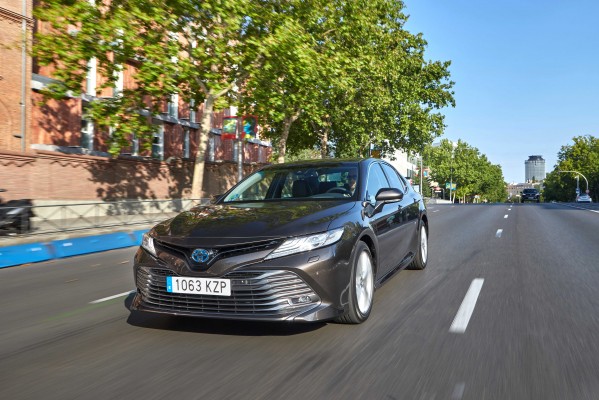 Toyota Camry hybrid: No te importará ir de pasajero
