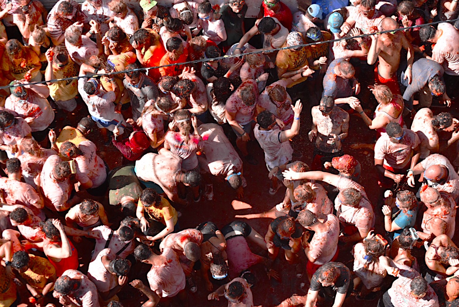 La batalla roja de la Tomatina: más de 20.000 personas tiñen Buñol