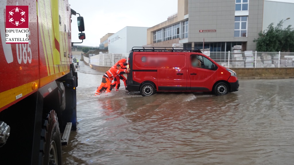 Los bomberos tienen que rescatar a 8 personas en Onda atrapadas en sus coches por la lluvia
