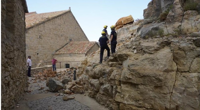 Las fuertes lluvias causan el desprendimiento de grandes piedras del castillo de Ares del Maestrat