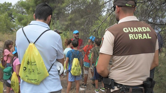 Los alumnos de l'Aplec d'Estiu y el Inem Agrario colaboran en la limpieza del paraje del Mijares