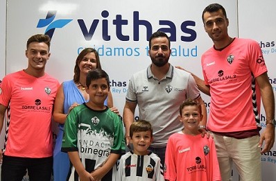 El hospital Rey Don Jaime viste del Castellón a los niños ingresados para mejorar su estancia