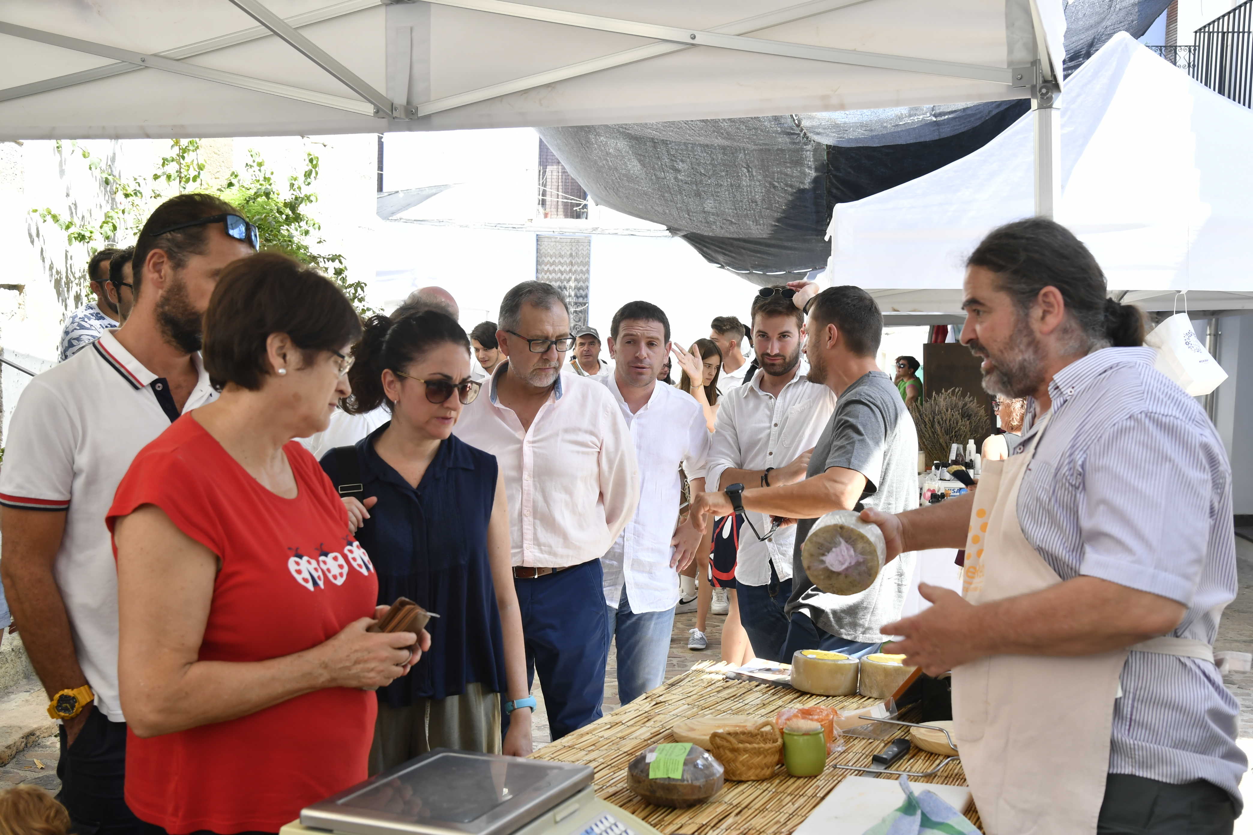 José Martí visita el mercado gastronómico de Aín para apoyar los productos locales