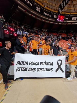 Valencia Basket y la Fonteta homenajean a las víctimas de la dana y les buscan ayuda