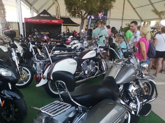 El Almenara Motor Festival arranca fuerte con los primeros conciertos y la zona de 'food trucks'