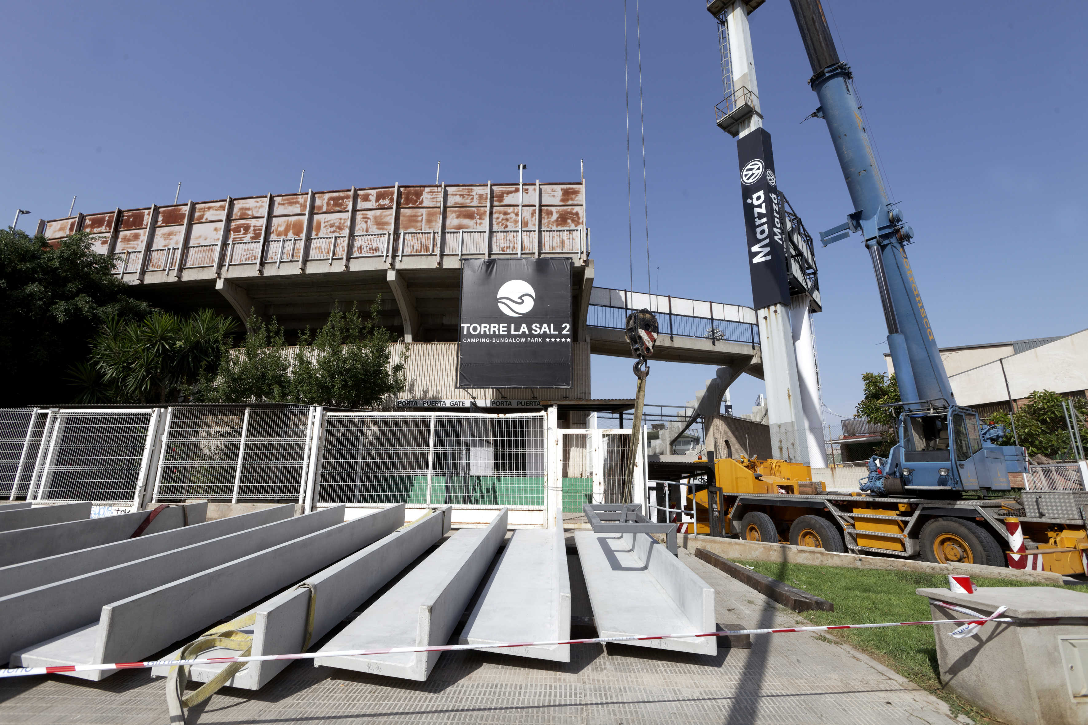 Instalan las nuevas gradas en Castalia y el club confía en que todo estará listo para el inicio liguero