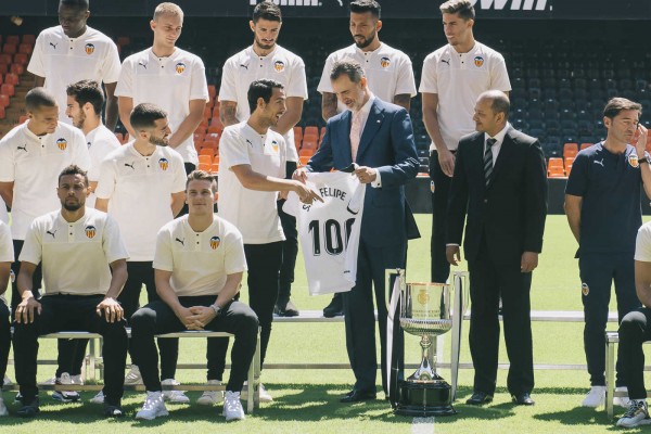 El rey, sobre el césped de Mestalla con jugadores y directivos del Valencia