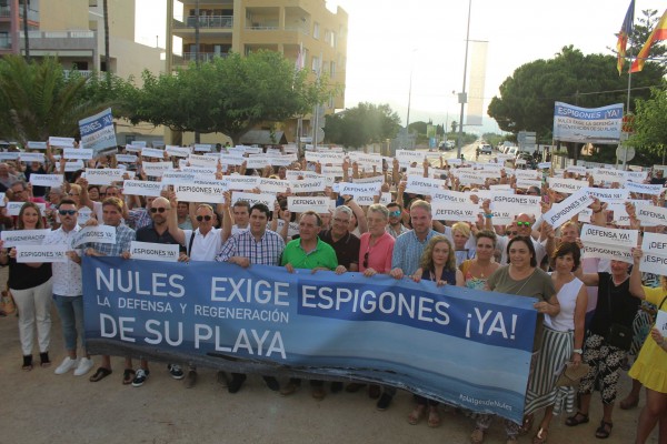 Unas mil personas reclaman actuaciones que acaben con la regresión de la costa en Nules