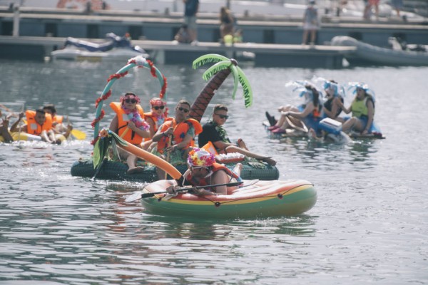 Village People llegan primeros en los Barcos Locos de La Marina