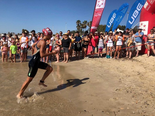Rosa Martínez y Miguel Bou se alzan con la IV Travessia Platja d'Almassora 