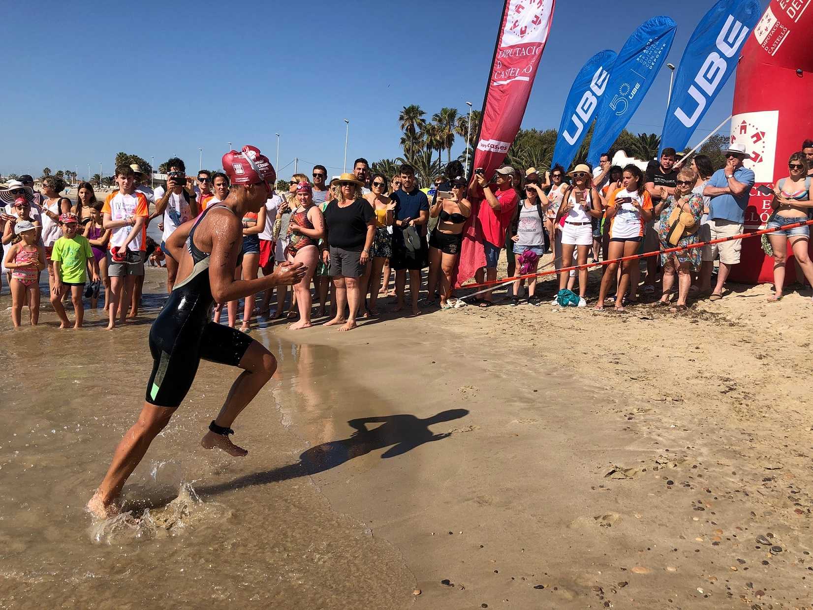 Rosa Martínez y Miguel Bou se alzan con la IV Travessia Platja d'Almassora 