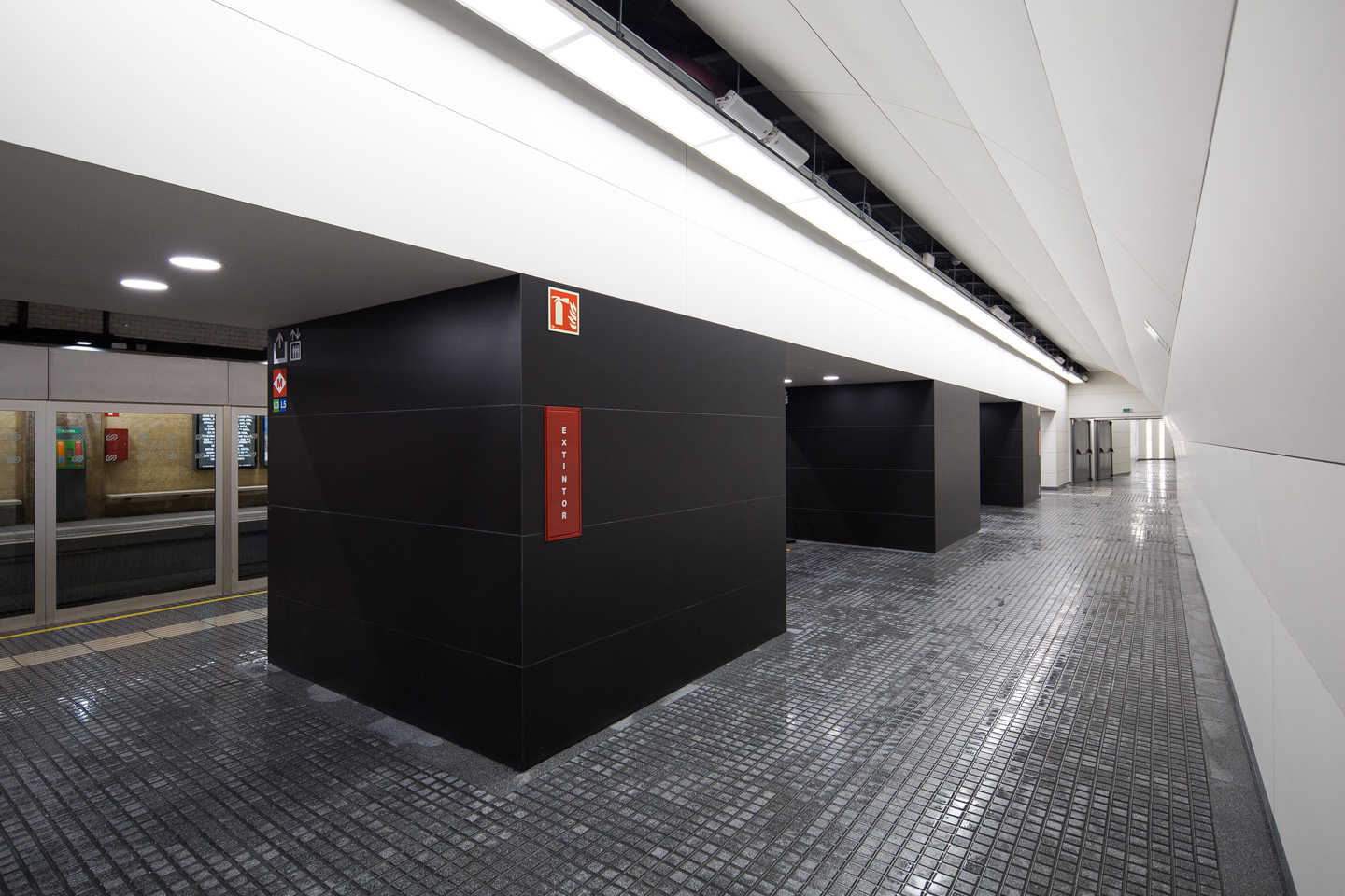 La piedra sinterizada de Neolith viste la renovada estación de metro de Provença en Barcelona