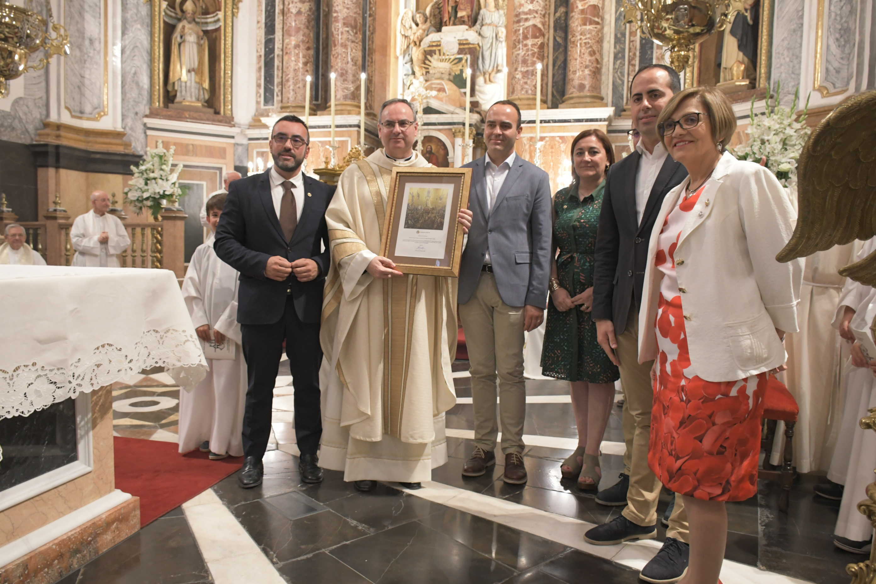 Benlloch i altres regidors acompanyen mossén Javier Aparici en el 25é aniversari com a sacerdot