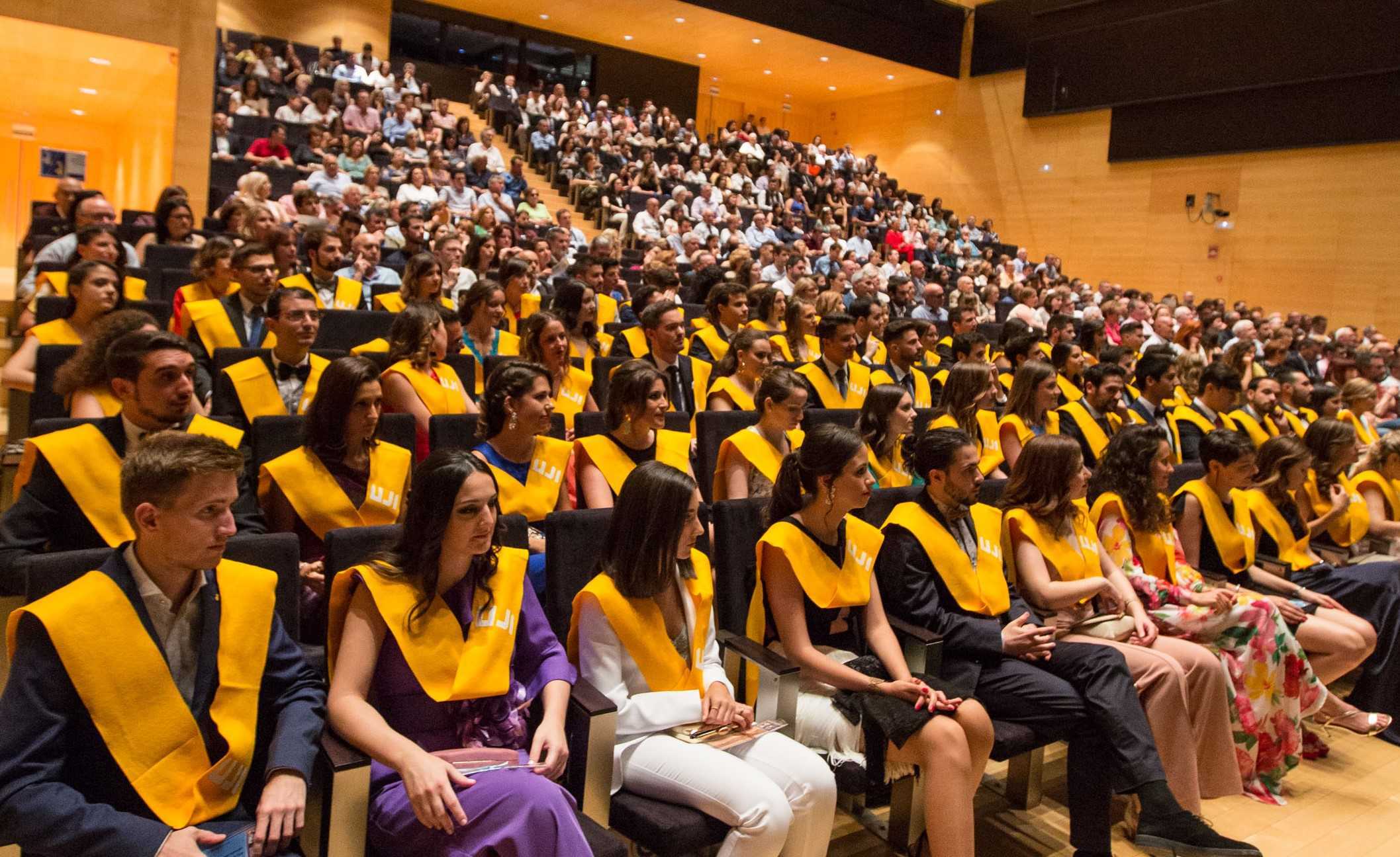 La UJI gradúa a 71 alumnos de Medicina y 51 de Enfermería