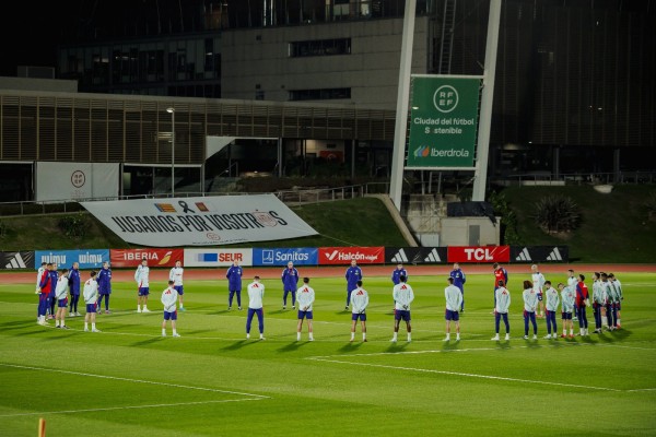 La selección guarda un minuto de silencio por las víctimas de la dana
