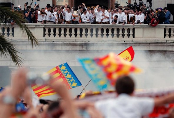El Valencia concluye sus festejos en el Ayuntamiento ante miles de fieles