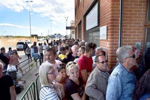 Miles de rumanos esperan horas en el Consulado de Castellón para votar y cientos no pueden hacerlo