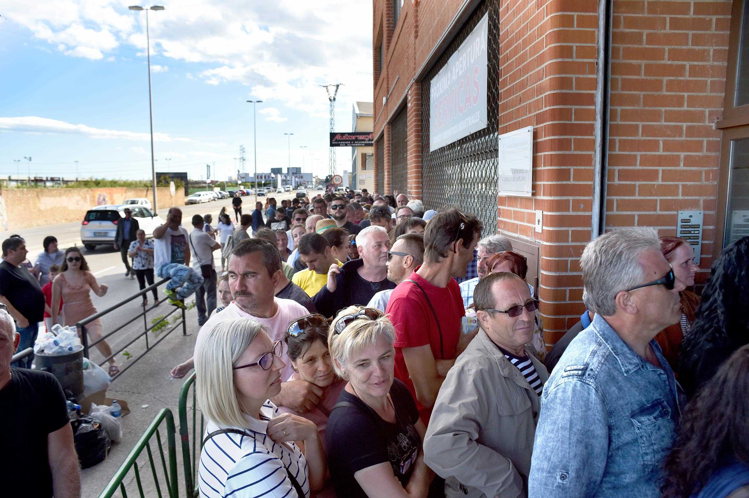Miles de rumanos esperan horas en el Consulado de Castellón para votar y cientos no pueden hacerlo