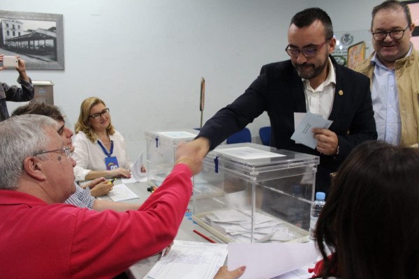 Los candidatos a la Alcaldía de Vila-real ejercen su voto coincidiendo en llamar a la participación